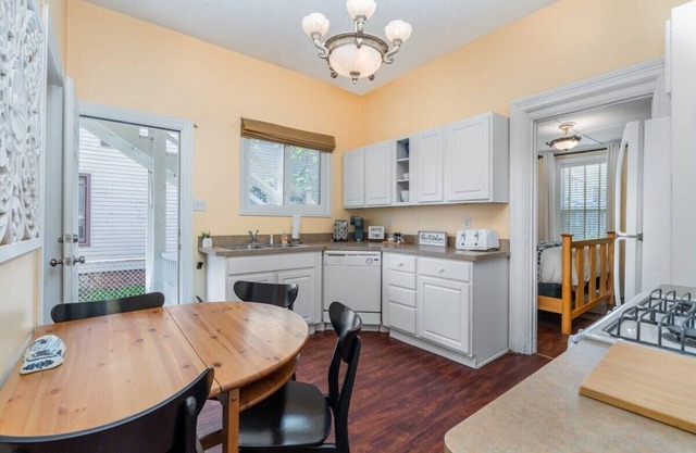 Close to the beach, 2 Bedroom, Pet Friendly