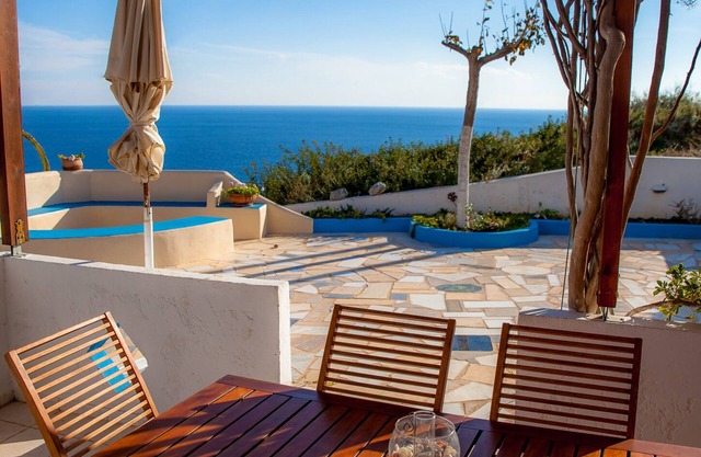 Close to the beach, detached house with large garden and fantastic sea views