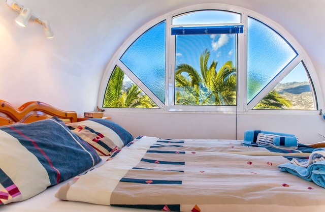 Close to the beach, detached house with large garden and fantastic sea views