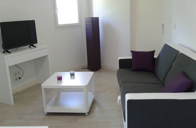 CLOSE TO THE BEACHES, APART. T2 located A ANGLET- Capacity 4 PEOPLE FREE WIFI