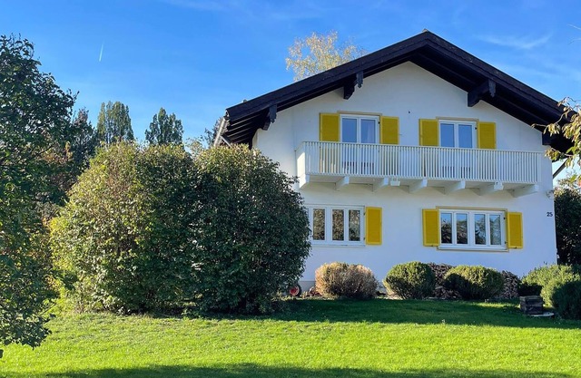 Close to the river Isar and in the charming town of Bad Tölz, this decorative vacation apartment wel