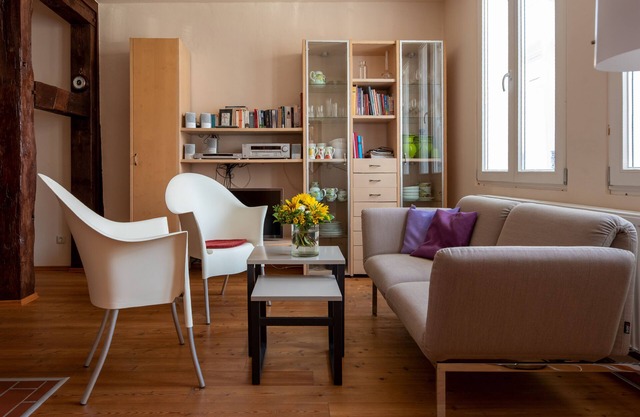 Close to the water and with a wood-burning stove, ideal for a few relaxing days.