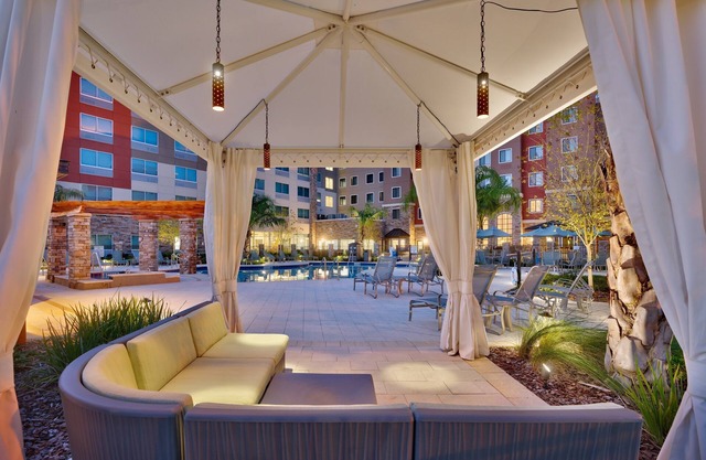 Close to U of Florida. Free Breakfast. Outdoor Pool & Hot Tub. Great for Groups!