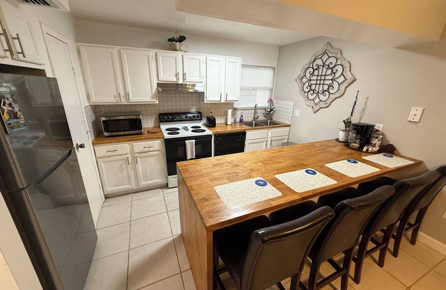 Close to UF Condo 2 Beds 1 Bath with parking in Gainesville, FL