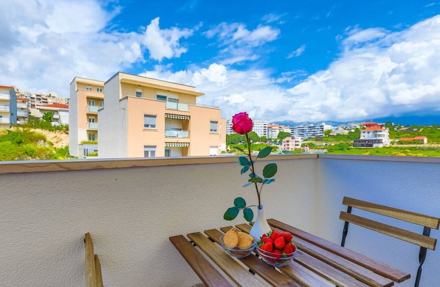 Close to Znjan beach, spacious studio with balcony