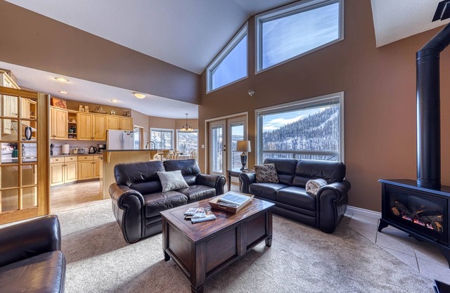 Closest Ski In/Ski Out Chalet to the Village, Golf, Biking, Hiking, Ski Lifts.