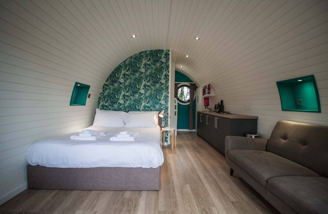 Clover Family Glamping Pod | sleeps 4 - Gold Award winning