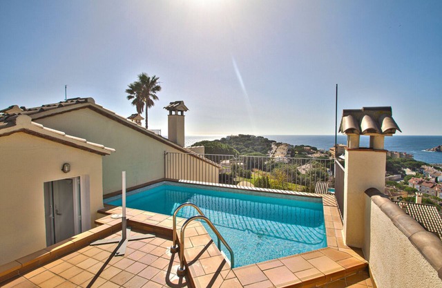Club Villamar - Sereni is a quiet, family-friendly residence with a private pool, 1400 meters fro.