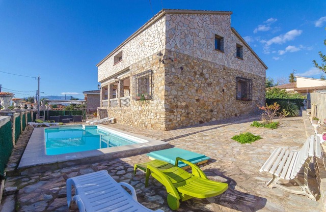 Club Villamar - Escape to a serene retreat at a charming villa in Costa Brava, featuring a privat.