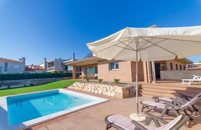 Club Villamar - Modern holiday villa with private pool, located in the center of the city and wit.