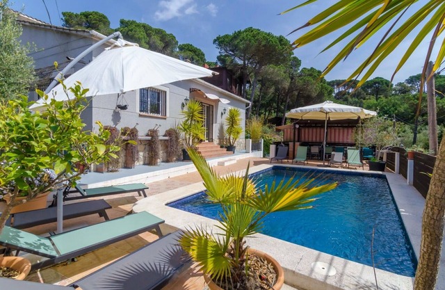 Club Villamar - Experience serene luxury at a tranquil villa retreat with a private pool, modern .