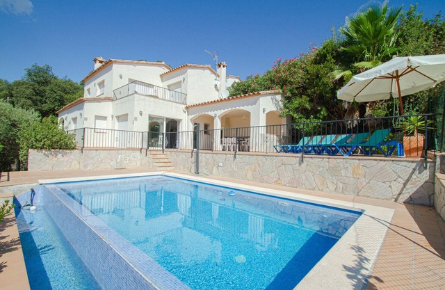 Club Villamar - Experience a serene holiday retreat with modern amenities and stunning Mediterran.