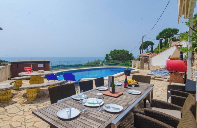 Club Villamar - Homely Spanish holiday villa with private pool and fixed barbecue located near th.