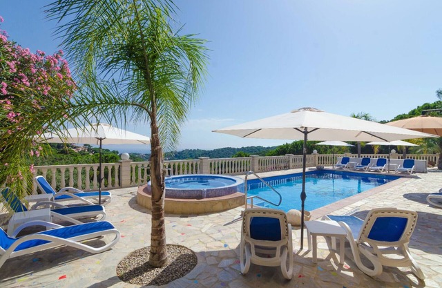 Club Villamar - Magnificent holiday villa near Lloret de Mar, located only 2700 m away from the b.