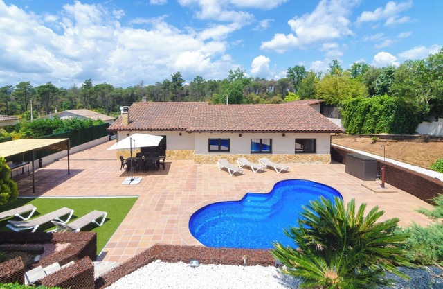 Club Villamar - Modern family-friendly holiday home with sea view, garden, pool, and close to the.