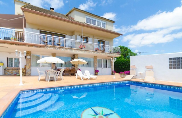 Club Villamar - The lower part (pool level) has a dining room and a kitchen.