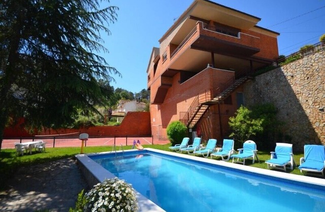 Club Villamar - Very spacious holiday villa Lloret de Mar with private swimming pool in the cover.