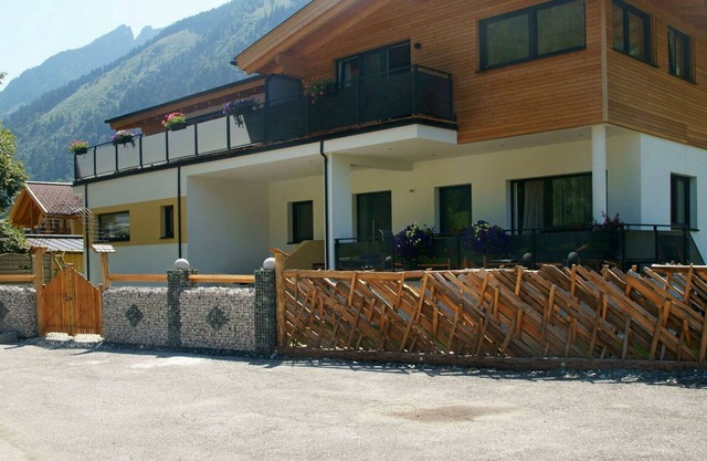 Cosy apartment for 6 people with WIFI, TV, patio, pets allowed and parking