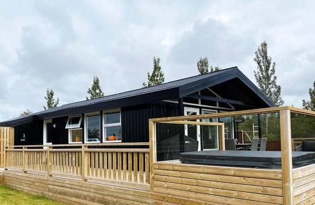 Cottage w/ two bedrooms, hot tub and a playground