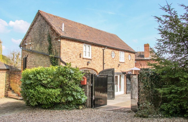 COACH HOUSE AT OLD VICARAGE, pet friendly, with a garden in Madeley