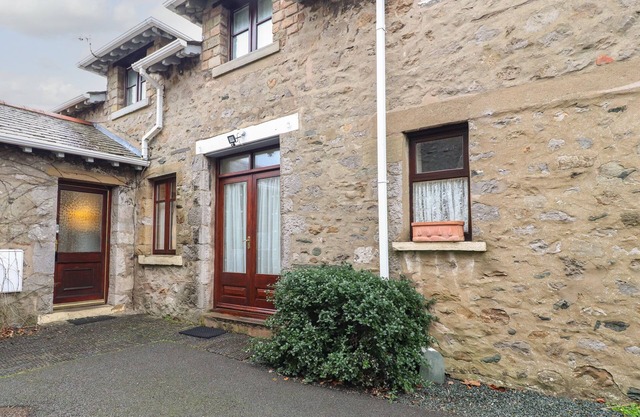 COACH HOUSE COTTAGE, pet friendly, with hot tub in Ingleton