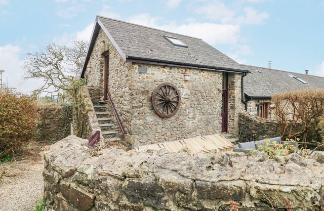 COACH HOUSE, pet friendly, character holiday cottage in Broad Haven