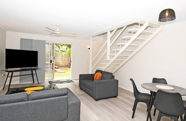 Coast Apartments Large 2 Bed 1 Bathroom with Pool