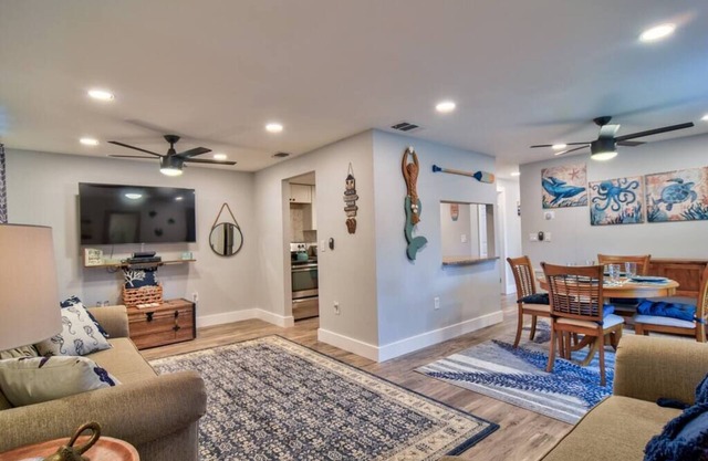 *Coastal 2/2 Condo w/Pool 6 Mins to IMG