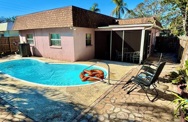 Coastal 3-Bedroon Retreat with Heated Pool - 4 mins to Indian Rocks Beach
