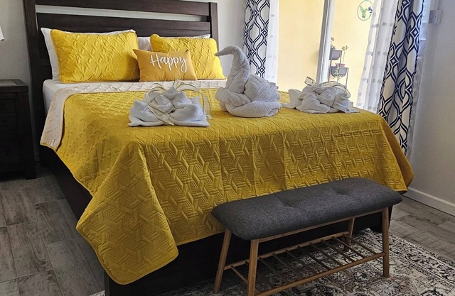 Coastal apartment- welcoming apartment overlooking Soufriere town.