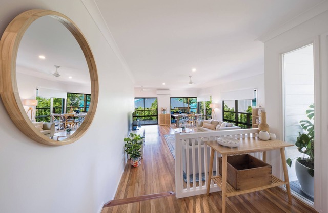 Coastal Beach House, a one minute walk to the Heart of Airlie Beach