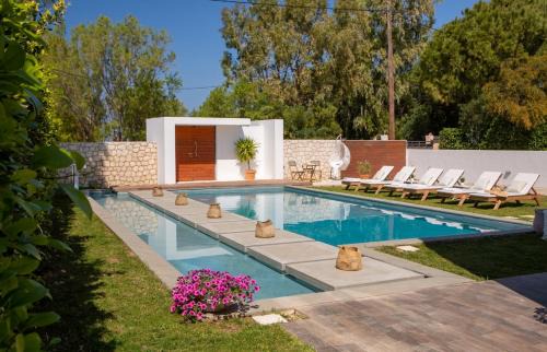 Coastal Chic Luxury Villa La Reina in Ai Giannis