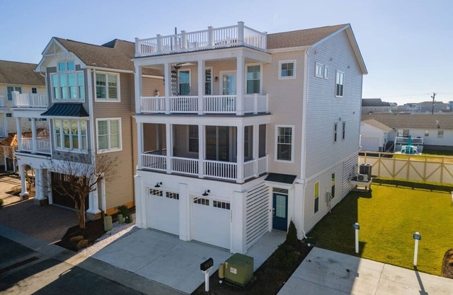 Coastal Comfort: 4BR 3BH House Pool & Rooftop Deck