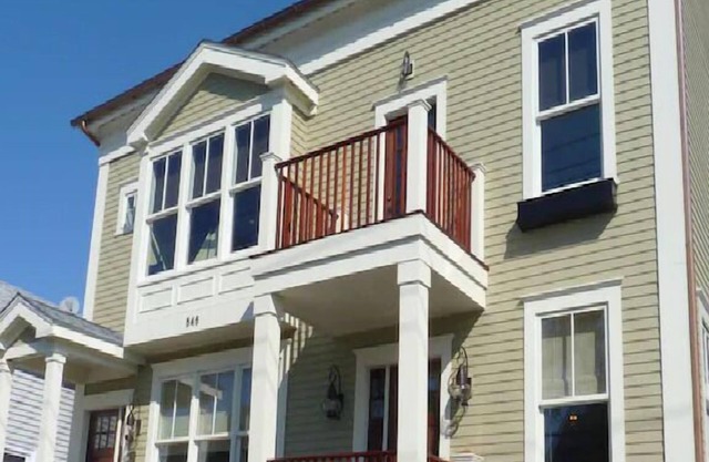 Coastal Condo w/Washer and Dryer - On Thames St