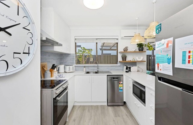 Coastal convenience - 2 min walk to shops & cafes