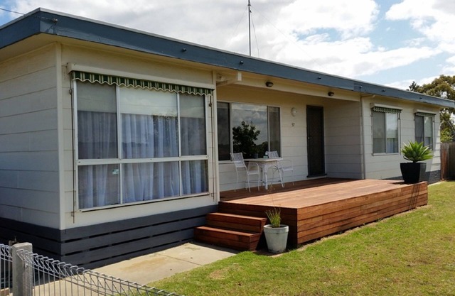 Coastal Cottage - Cosy cottage only 1.5 km from St Leonards beach and town centre.