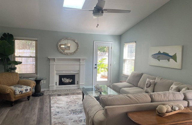 Coastal Cottage -One Level freshly updated - Bring 🐶- just min to beach & Downtn