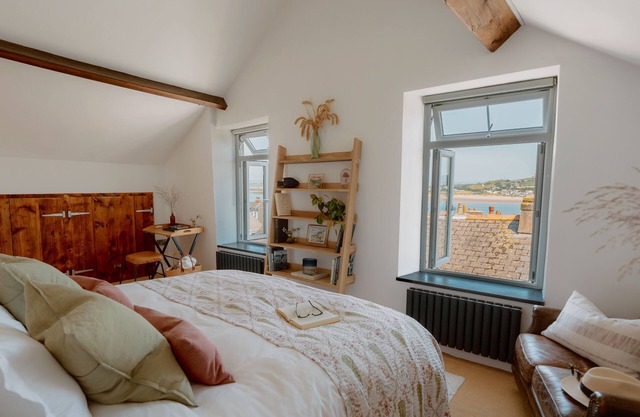 Coastal cottage, stunning panoramic estuary views in Old Devon fishing village