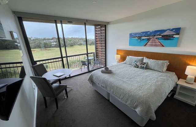 Coastal Cove Suite with balcony and heated pool - close to hot springs.