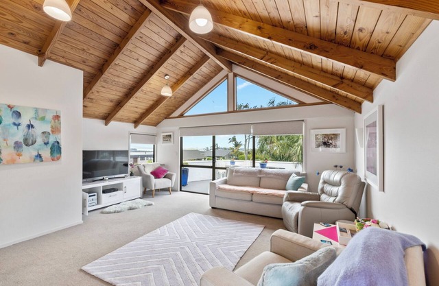 Coastal Family Getaway with Pool | Wi-Fi & Netflix