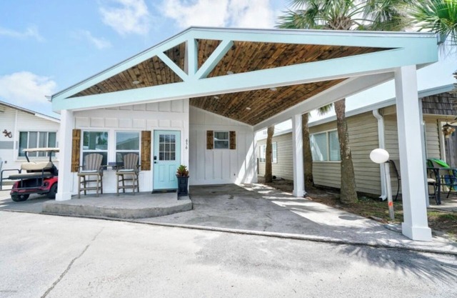 Coastal farmhouse in venture out! Beach is across the St 7 night min stay summer