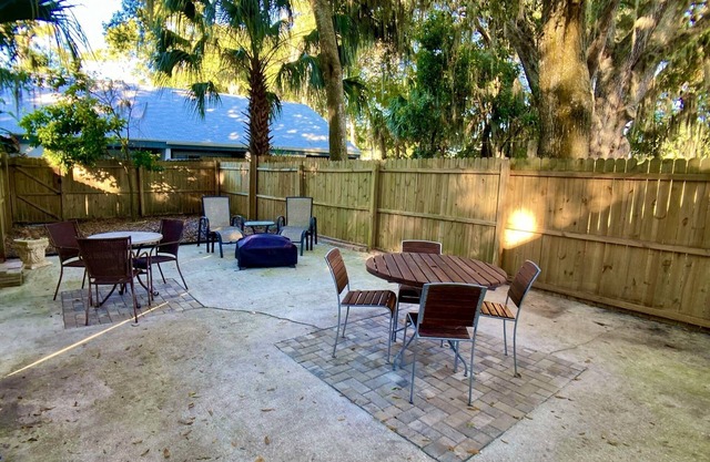 Coastal Garden Retreat: Close to beaches!