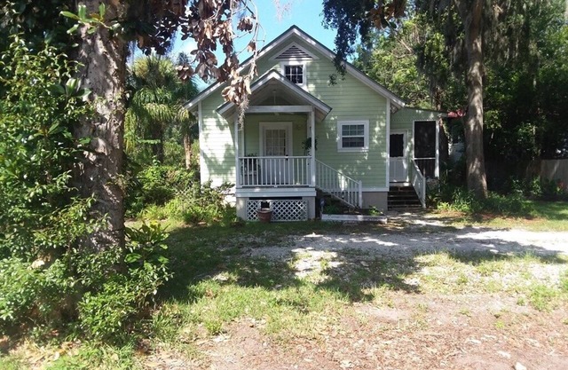 Coastal Gem in Historic District Long term or Short term Great location