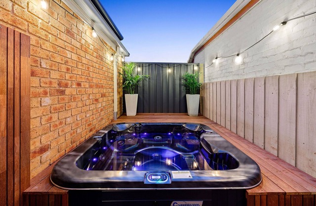 Coastal Getaway | Central Location, Spa & Firepit