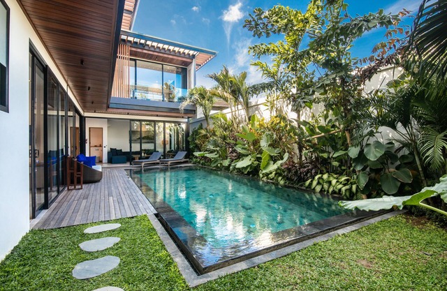 Coastal Haven: 5BR New Villa, 200m Canggu Beach
