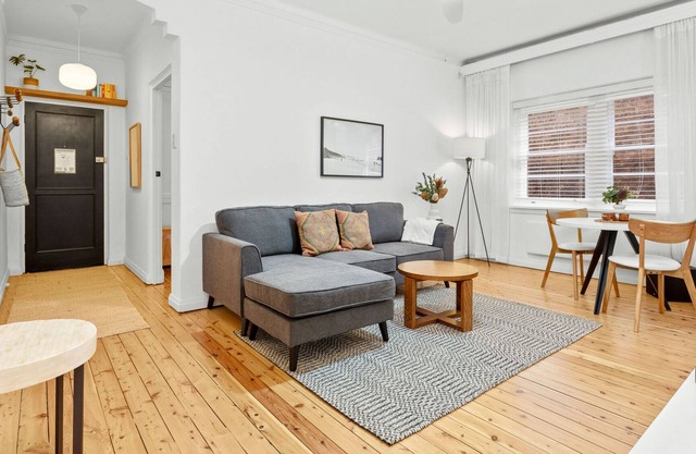 Coastal Living in Convenient Art Deco Apartment