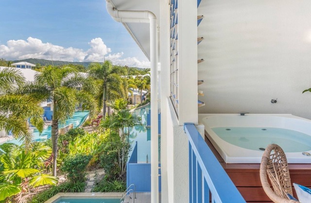 Coastal Luxe Studio with Spa Bath + Lagoon Pool Views Short Walk to Beach!