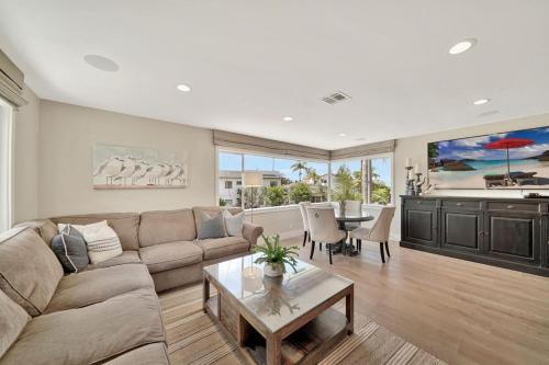 Coastal Luxury Hot Tub, Pool Table, & Yard