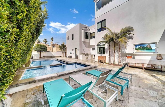 Coastal Paradise . Steps to the beach . Pool . Hot Tub