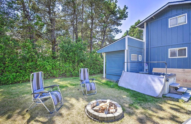 Coastal PNW Gem w/Hot Tub - Walk to Beach!